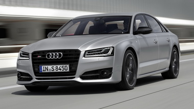 Audi S8 Plus - Grise - 3/4 avant gauche dynamique