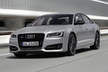 Audi S8 Plus - Grise - 3/4 avant gauche dynamique