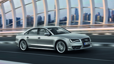 Audi S8 V8 gris 3/4 avant droit travelling