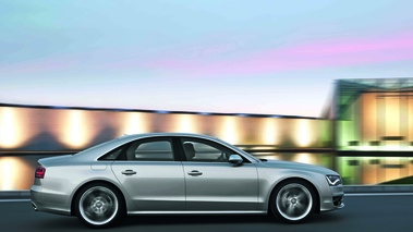 Audi S8 V8 gris profil travelling