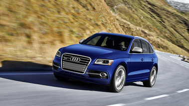 Audi SQ5 TFSI bleu 3/4 avant gauche travelling penché