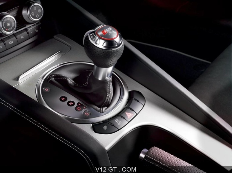 Audi TT RS Plus - Rouge - levier de vitesses / Audi / Photos GT / Les plus  belles photos de GT et de Classic. - V12 GT - L'émotion automobile