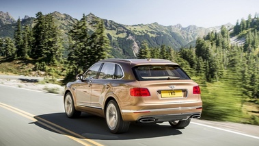 Bentley Bentayga - Bronze - 3/4 arrière gauche dynamique