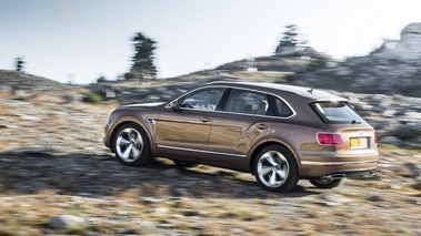 Bentley Bentayga - Bronze - Profil gauche dynamique, 4x4