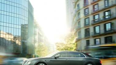 Bentley Continental Flying Spur II marron profil debout