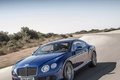 Bentley Continental GT Speed bleu 3/4 avant gauche travelling penché debout