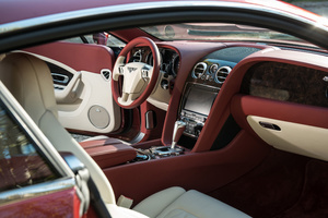 Bentley Continental GT Speed bordeaux vue de l'intérieur
