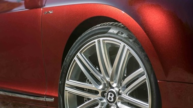 Bentley Continental GT Speed bordeaux jante debout