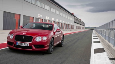 Bentley Continental GT V8 rouge 3/4 avant gauche penché