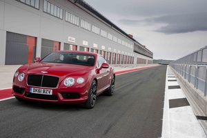 Bentley Continental GT V8 rouge vue de 3/4 avant gauche