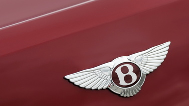 Bentley Continental GT V8 rouge logo coffre