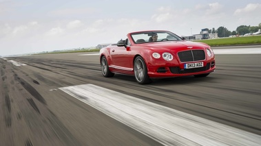 Bentley Continental GTC Speed rouge 3/4 avant droit travelling penché 2