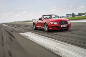 Bentley Continental GTC Speed rouge vue de 3/4 avant droit en travelling