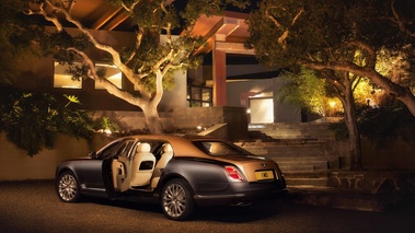 Bentley Mulsanne EWB marron/beige 3/4 arrière gauche porte ouverte