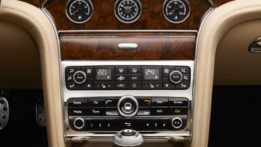 Bentley Mulsanne Mulliner anthracite console centrale debout