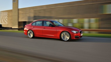 BMW 335i - rouge - 3/4 avant droit, dynamique