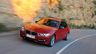 BMW 335i - rouge - 3/4 avant gauche, dynamique