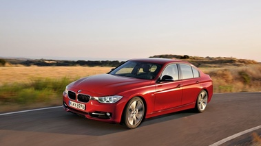 BMW 335i - rouge - 3/4 avant gauche, dynamique