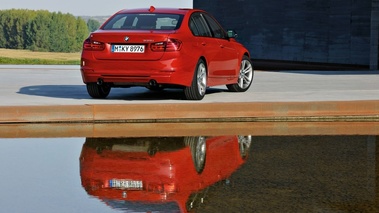 BMW 335i - rouge - arrière