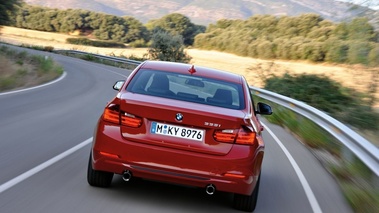 BMW 335i - rouge - face arrière, dynamique
