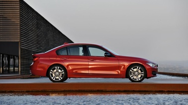 BMW 335i - rouge - profil droit