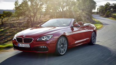 BMW 650i 2015 Cabrio - Rouge - 3/4 avant gauche dynamique