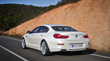 BMW 650i 2015 GranCoupé - Blanche - 3/4 arrière gauche dynamique