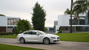 BMW 650i 2015 GranCoupé - Blanche - 3/4 avant droit