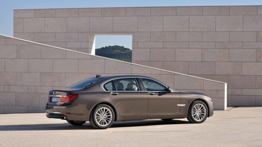 BMW 750Li MY2012 marron 3/4 arrière droit