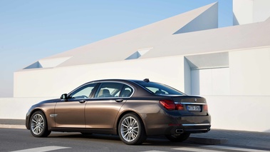 BMW 750Li MY2012 marron 3/4 arrière gauche