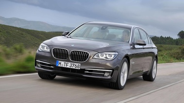 BMW 750Li MY2012 marron 3/4 avant gauche travelling penché 3