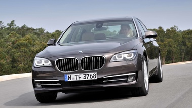 BMW 750Li MY2012 marron 3/4 avant gauche travelling penché