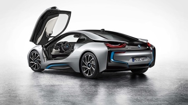 BMW i8 gris 3/4 arrière gauche porte ouverte