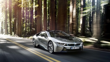 BMW i8 gris 3/4 avant droit travelling