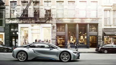 BMW i8 gris profil travelling