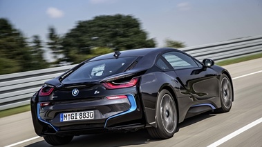 BMW i8 noir 3/4 arrière droit travelling penché