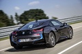 BMW i8 noir 3/4 arrière droit travelling penché