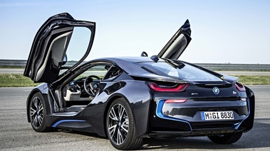 BMW i8 noir 3/4 arrière gauche portes ouvertes