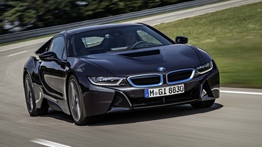 BMW i8 noir 3/4 avant droit travelling penché