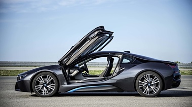 BMW i8 noir profil portes ouvertes