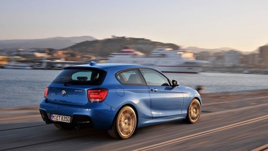 BMW M135i - bleue - 3/4 arrière droit