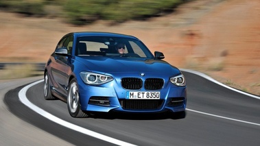 BMW M135i - bleue - 3/4 avant droit