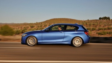 BMW M135i - bleue - profil gauche