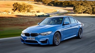 BMW M3 2014 - bleue - 3/4 avant gauche dynamique 2