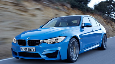 BMW M3 2014 - bleue - 3/4 avant gauche dynamique