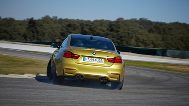 BMW M4 2014 - jaune - 3/4 arrière gauche burn