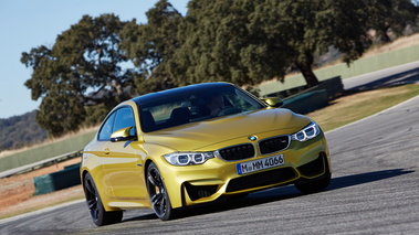 BMW M4 2014 - jaune - 3/4 avant droit dynamique