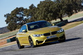 BMW M4 2014 - jaune - 3/4 avant droit dynamique