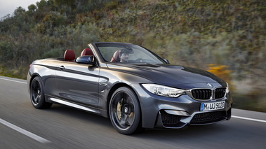 BMW M4 Cabrio 2014 - grise - 3/4 avant droit dynamique