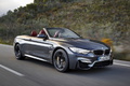 BMW M4 Cabrio 2014 - grise - 3/4 avant droit dynamique